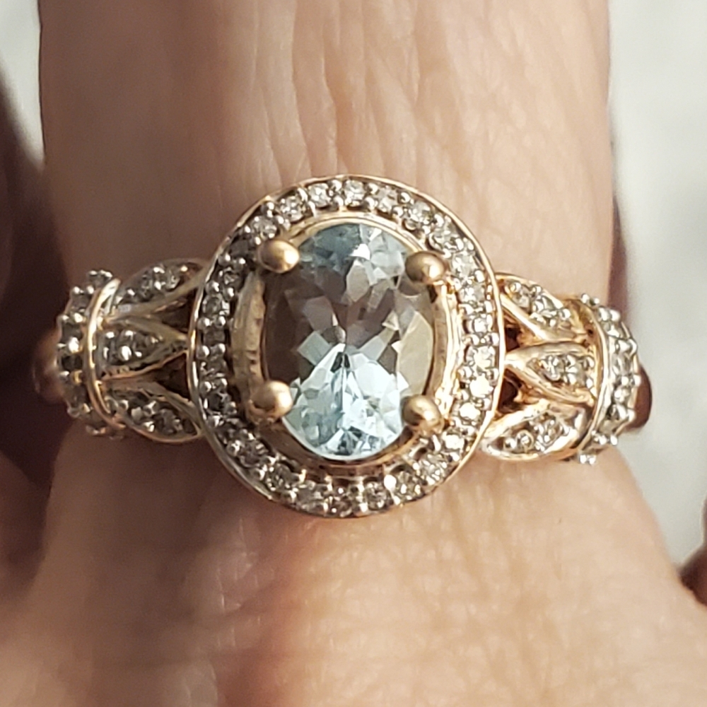 Beautiful rose gold aquamarine/diamond ring